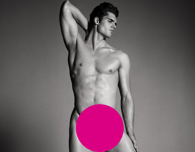 El modelo Brian Shimansky, desnudo de nuevo