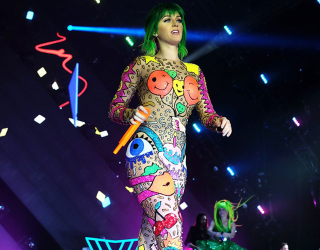 Caída de Katy Perry en el escenario cantando 'Walking On Air'