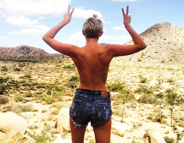 Miley Cyrus topless desierto