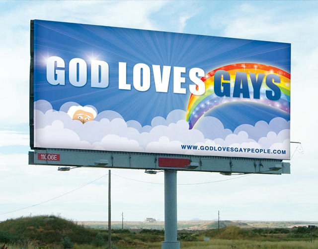 Una valla con el mensaje "God loves gays" al lado de la Iglesia homófoba de Westboro
