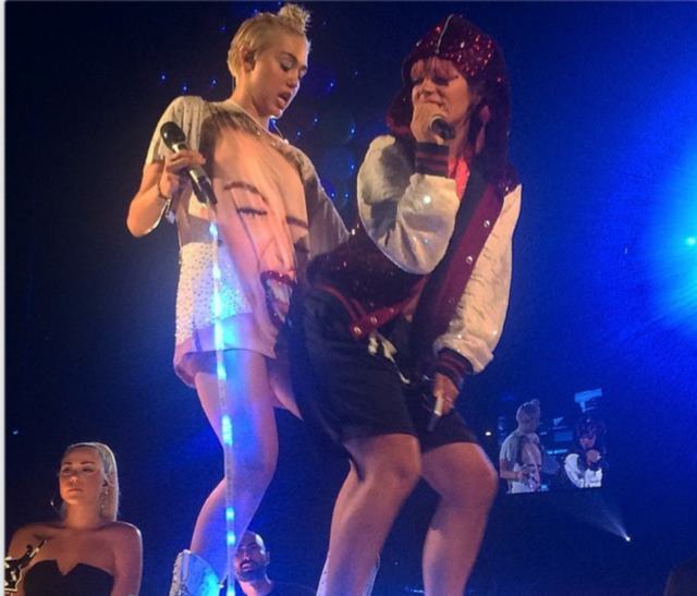 Miley Cyrus y Lily Allen juntas en concierto y haciendo twerking