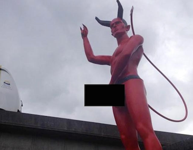 Estatua Satanás erección
