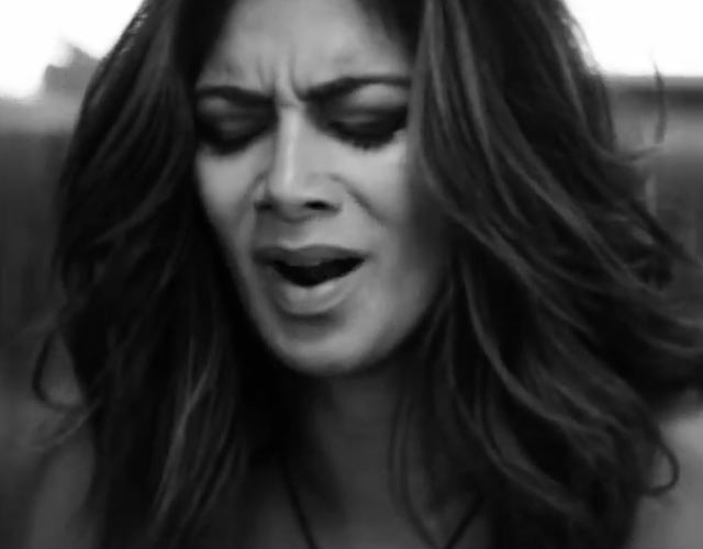 Nicole Scherzinger llora en el vídeo de 'On The Rocks'