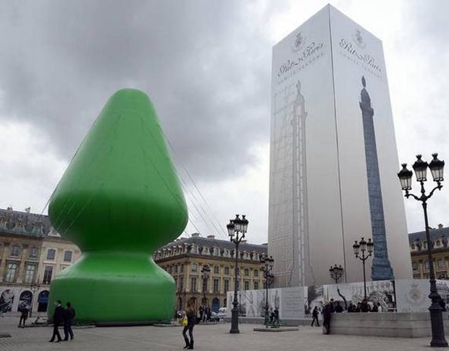 El árbol de Navidad en forma de butt plug es destruido en París