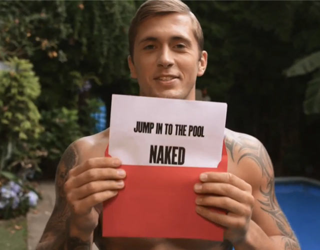 Dan Osborne desnudo tirándose a una piscina
