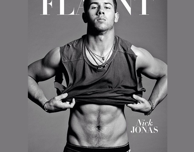 Nick Jonas y sus perfectos abdominales en 'Flaunt'
