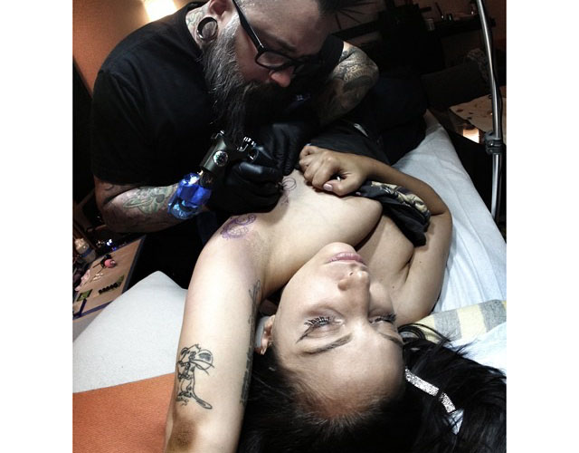 Lady Gaga celebra los 5 años de 'The Fame Monster' con un nuevo tatuaje