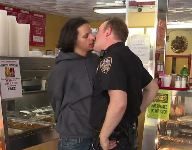 Policía gay besa criminal