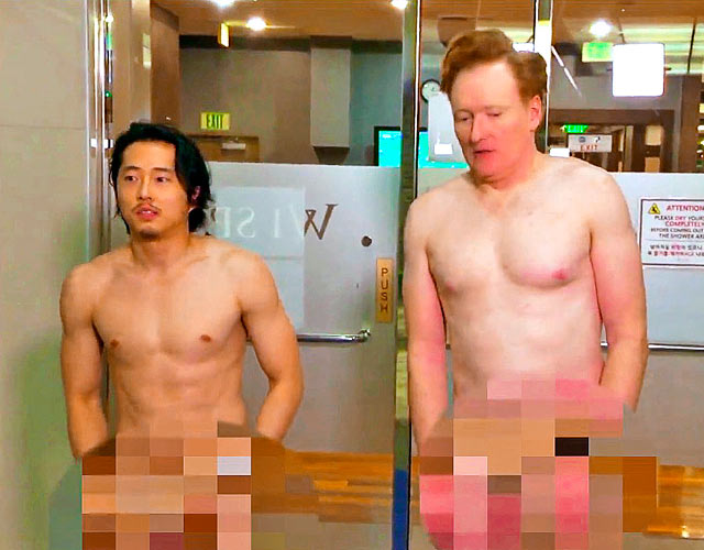 Steven Yeun desnudo: el actor de 'The Walking Dead' en una sauna con Conan O'Brien