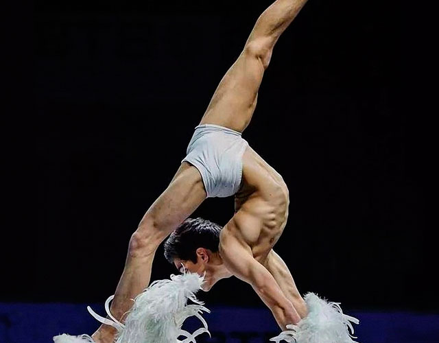 David Pereira desnudo: el increíble bailarín y contorsionista español