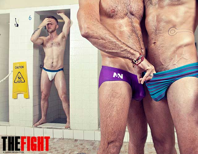 Hombres desnudos en los baños para The Fight Magazine