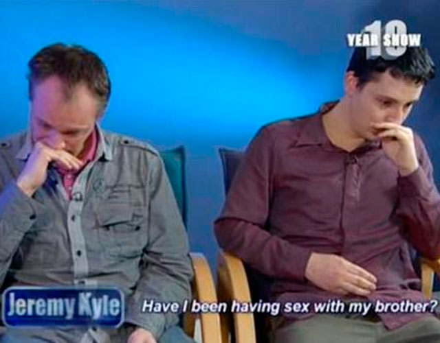 Una pareja gay descubre que son hermanos en televisión