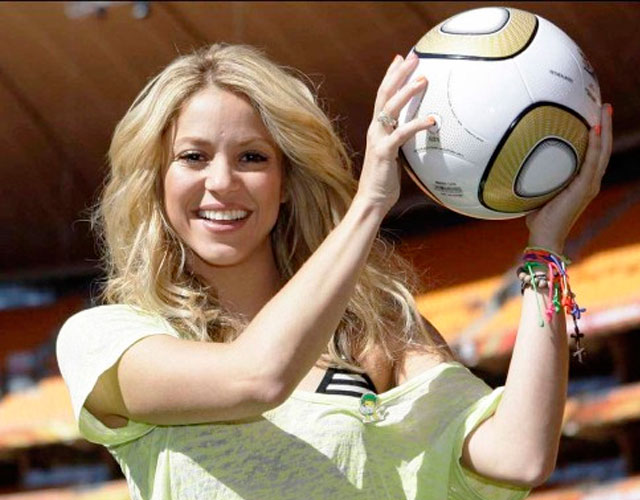 El vídeo de Shakira golpeada por un pelotazo de Piqué