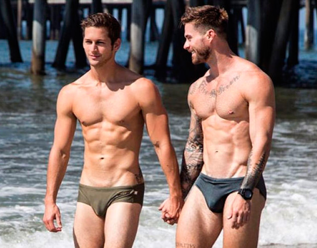 Max Emerson desnudo y en la playa con Kyle Krieger