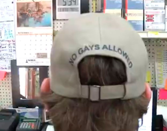 Una tienda triunfa vendiendo merchandising con mensajes homófobos