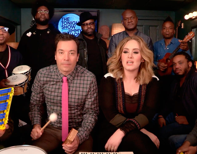 Adele canta 'Hello' con instrumentos de colegio y con Jimmy Fallon y The Roots