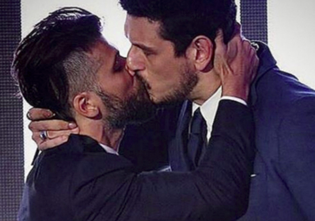 Dos actores heteros se besan en televisión contra la hipocresía y prejuicios