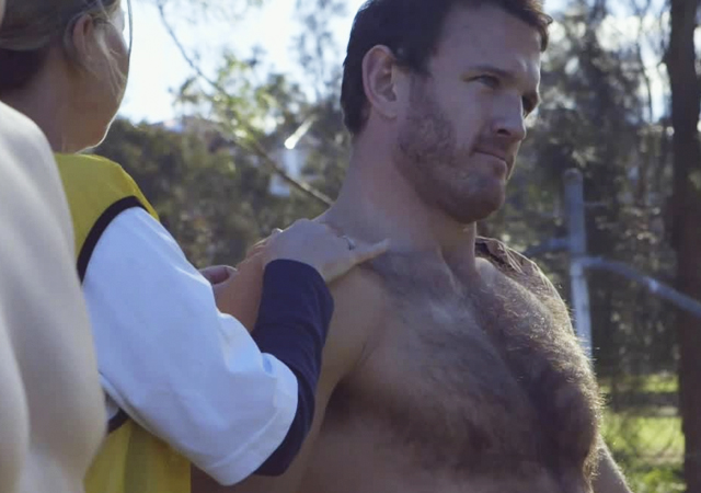 El jugador de rugby Brennan Bastyovanszky desnudo en un documental