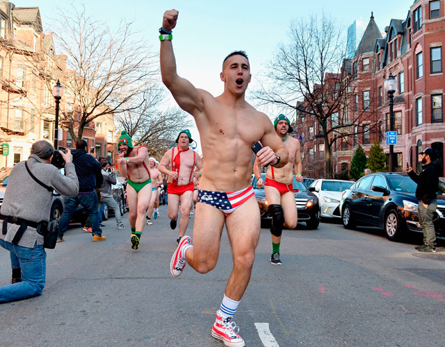Hombres en Speedo corriendo en la Boston Santa Speedo Run 2015