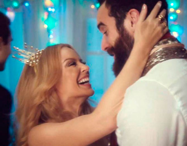 Kylie Minogue y su novio Joshua Sasse en el vídeo de 'Every Day's Like Christmas'