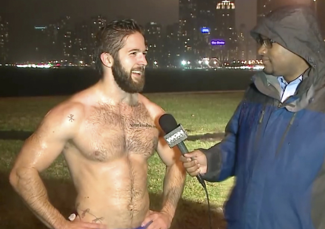 El runner sin camiseta que se convierte en viral es homófobo