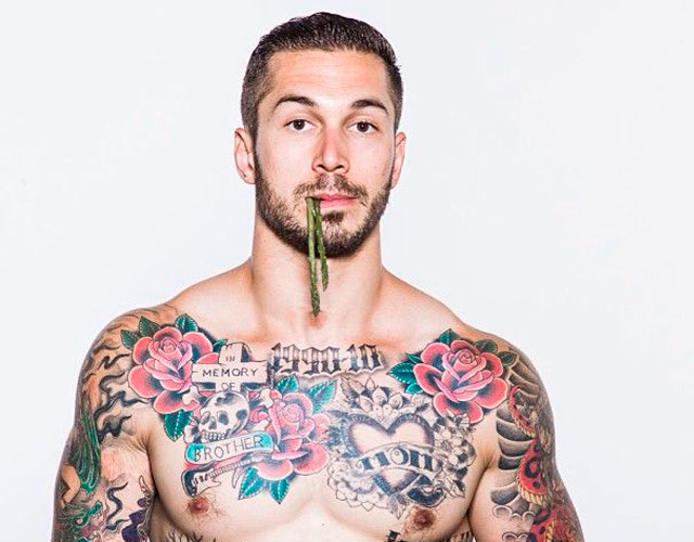 Alex Minsky desnudo presume de nuevo tatuaje en el culo