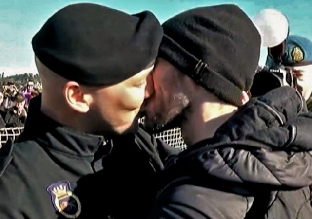 El beso entre un militar y su novio tras 255 días sin verse