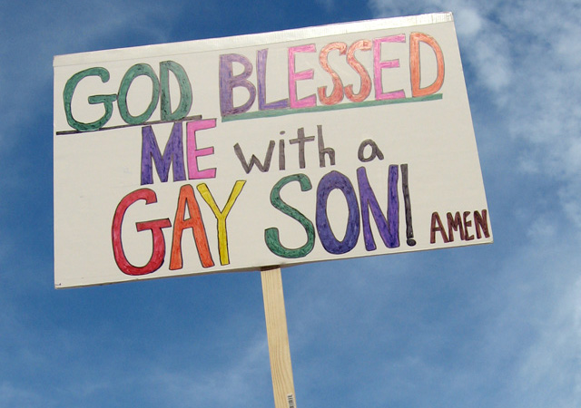 Un padre descubre que su hijo es gay y pide ayuda en Internet
