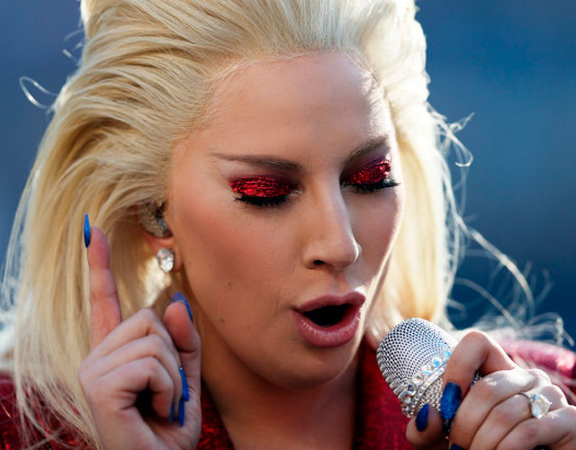 Lady Gaga canta en la Super Bowl 2016 el himno de Estados Unidos