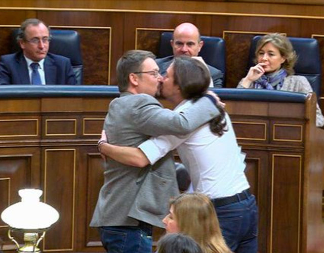 El beso gay de Pablo Iglesias y Xavier Domènech arrasa en Twitter