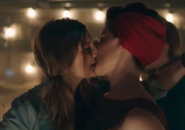 Polémica con un beso lésbico en un anuncio de Kellogg's