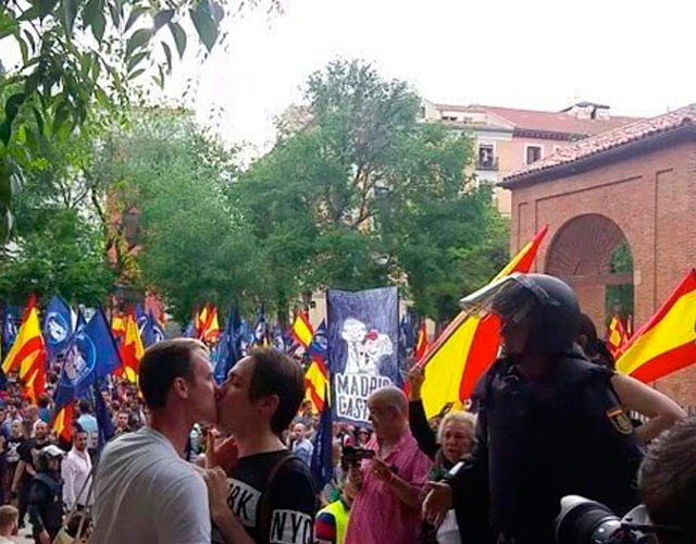Beso gay manifestación neonazi