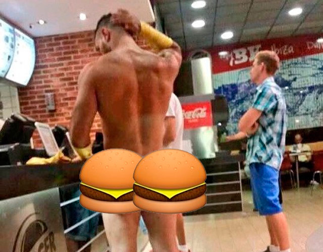 Un chulazo desnudo entra en Burger King en jockstrap y se hace viral