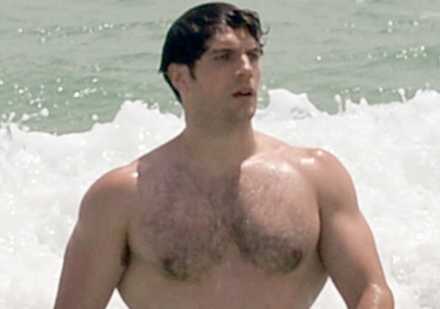 Henry Cavill presume de cuerpo desnudo en la playa