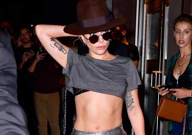 Lady Gaga, desnuda ante sus fans al enseñar la entrepierna por error