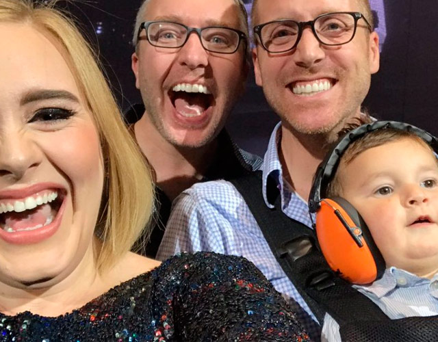 El adorable selfie de Adele con dos padres gays