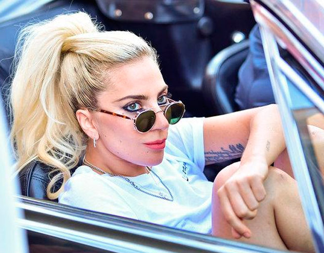 Lady Gaga canta en el centro para jóvenes LGBT sin hogar que Madonna visitó