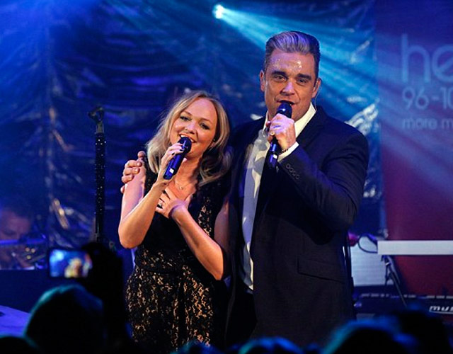 Emma Bunton y Robbie Williams cantan '2 Become 1' de Spice Girls