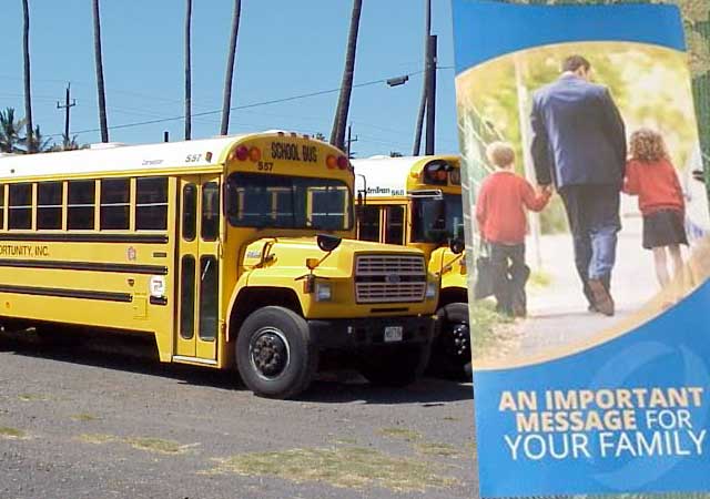 Un conductor de bus regala folletos anti gay a niños