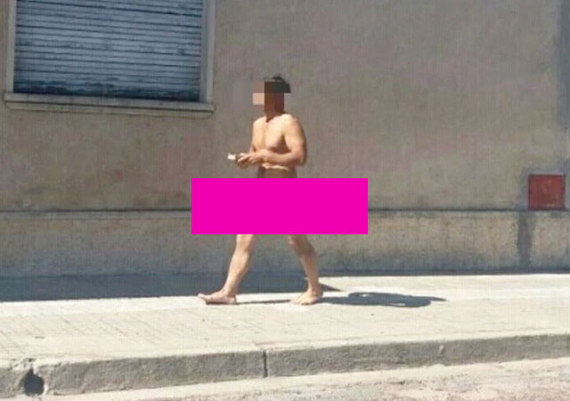 Un hombre corre desnudo por Uruguay con una Biblia en la mano