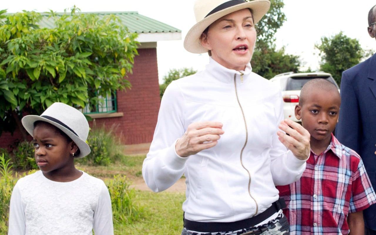 Madonna adopta dos niñas gemelas en Malawi