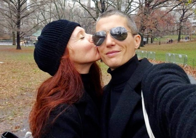 Una pareja de lesbianas se compromete a casarse en todos los países con matrimonio gay