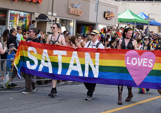 Un grupo satánico defiende a los gays de la homofobia en USA