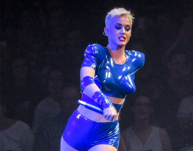 Katy Perry golpea el móvil de una fan en directo