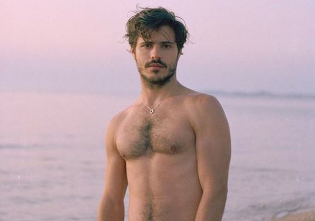 El actor Matthieu Charneau desnudo frontal en 'Coelho Mau'
