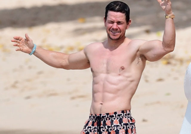 Mark Wahlberg sin camiseta, tremendo y luciendo cuerpazo en la playa