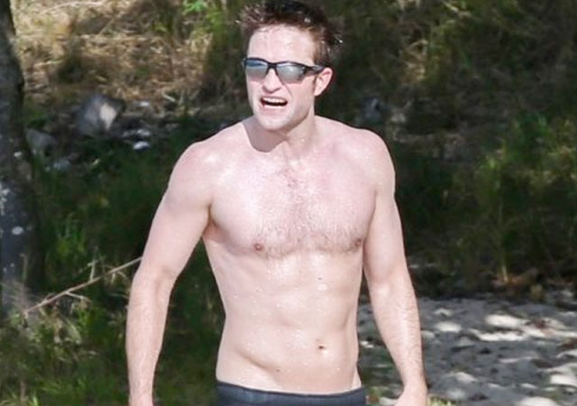 El torso de Robert Pattinson desnudo en la playa