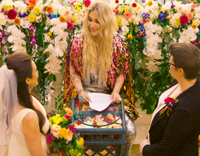 Kesha oficia una boda gay en el vídeo de 'I Need A Woman To Love'
