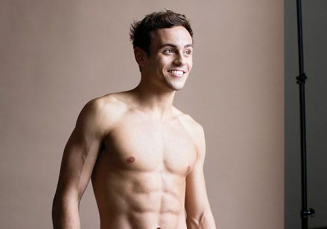 Tom Daley desnudo: su pene se sale del bañador en pleno salto