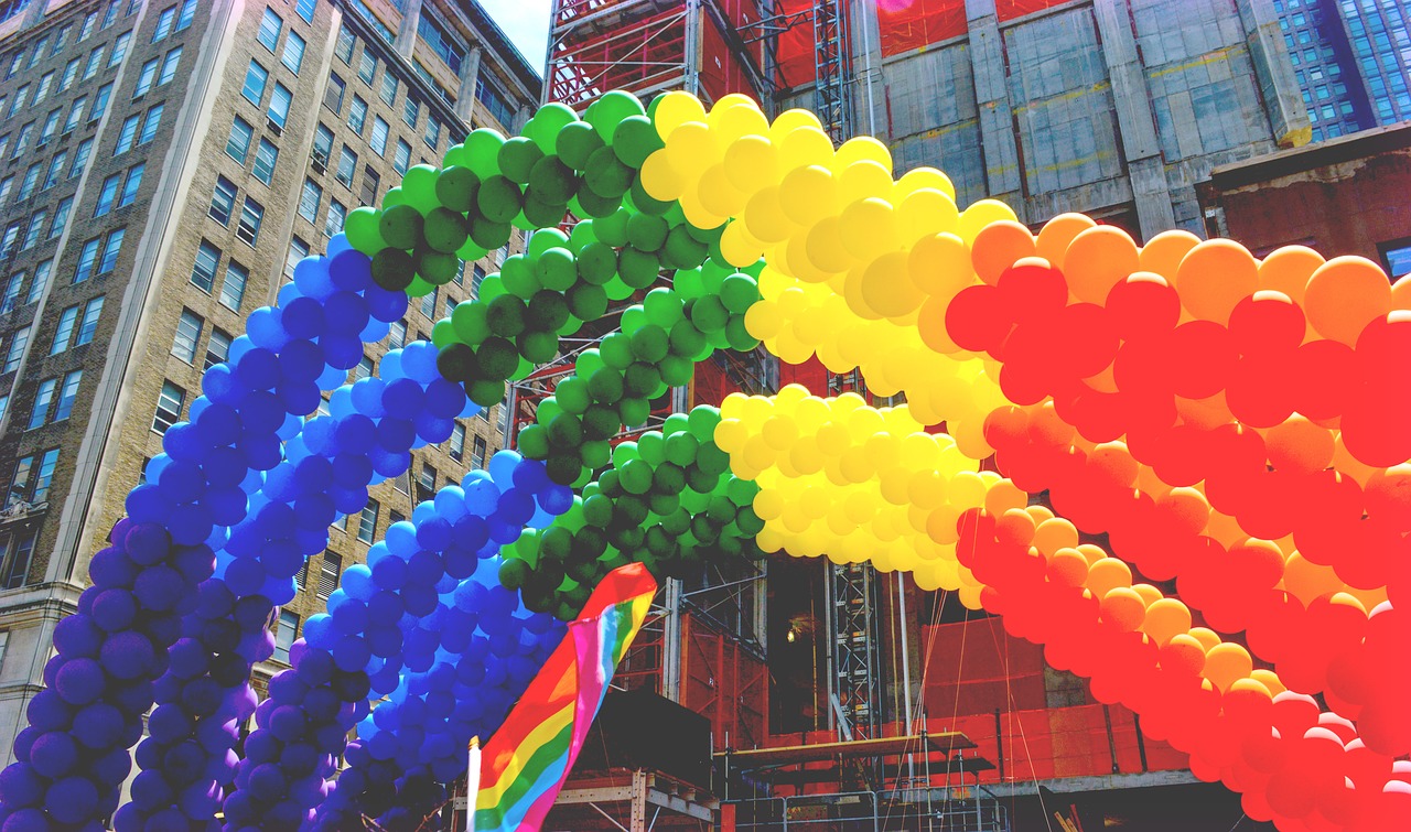 Los símbolos de la comunidad LGBT van más allá de la bandera arcoíris